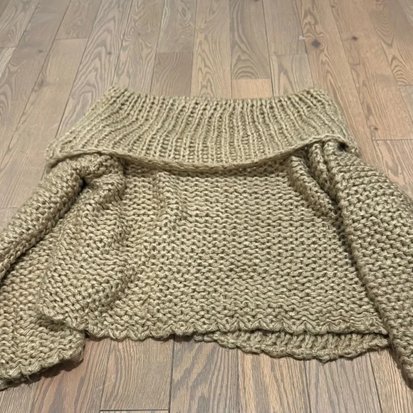 Cozy Hand-Knit Chunky Sweater. Beige. Oversized Large. Polyester Yarn. Cropped. - Picture 3 of 6